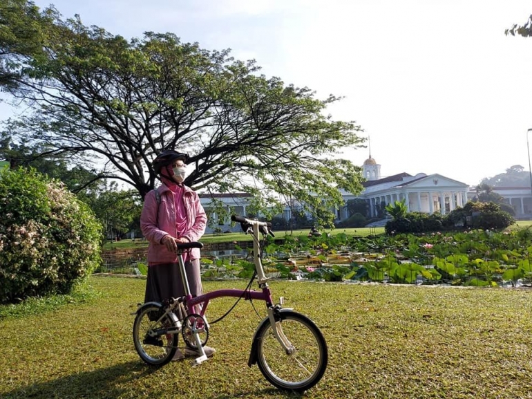 Istana Bogor sebagai latar yang indah saat menikmati gowes tipis di akhir pekan. (dokpri)