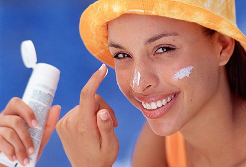Seorang Wanita sedang Memakai Sunscreen. Sumber: Dermatech