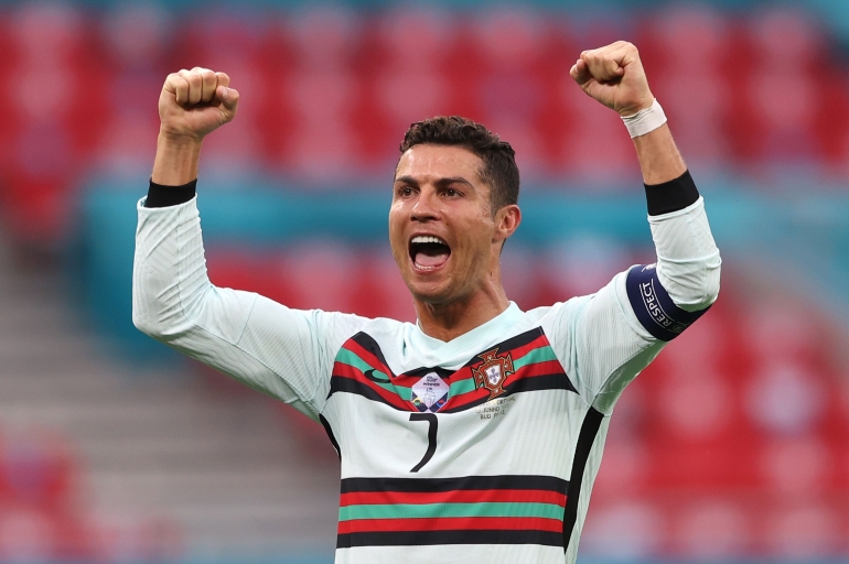 Ronaldo melakukan selebrasi usai mendapatkan kemenangan melawan tuan rumah Hungaria. Sumber : UEFA