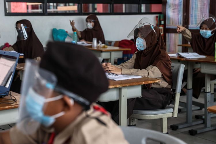 Sejumlah murid mengikuti uji coba pembelajaran tatap muka di SDN 03 Palmerah, Jakarta Barat. Sumber: KOMPAS.com/GARRY LOTULUNG