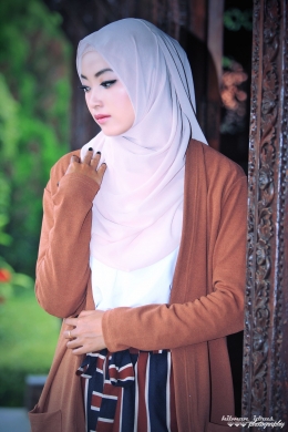 Memotret salah seorang model hijab di saat kegiatan hunting bareng di Semarang (dokpri)
