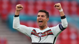 Cristiano Ronaldo merayakan golnya ke gawang Hungaria. Dua gol Ronaldo berhasil mengantarkan kemenangan 3-0 untuk Portugal. Sumber foto: Getty Images via Goal.com