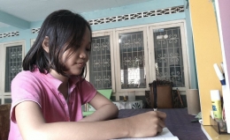 Anisa Distra Putri Lestari, kelas IV MI Muhammadiyah, Pasirmuncang Purwokerto, saat mengerjakan tugas di rumahnya. | Dokpri