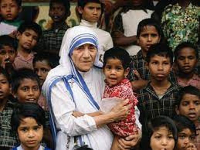 Ibu Teresa bersama anak-anak miskin (katolik.com)