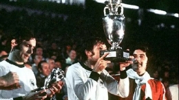 Antonin Panenka Saat Mencium Piala Eropa 1976 | akamaized.net