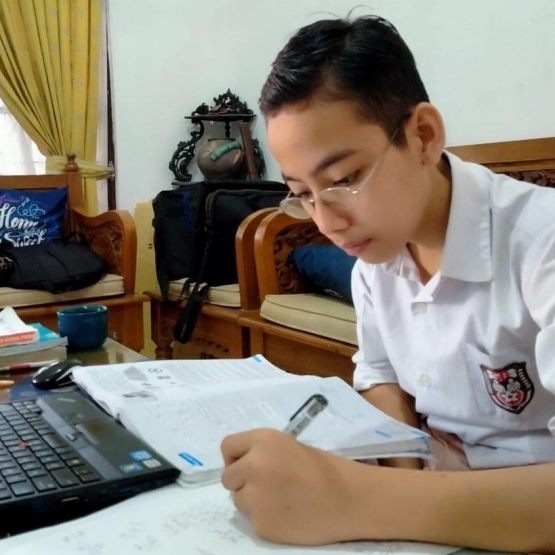 Rizqul Winaf Anaqi, kelas VI SDN Panaragan 1, Bogor, saat mengikuti pelajaran secara online. | Dokpri