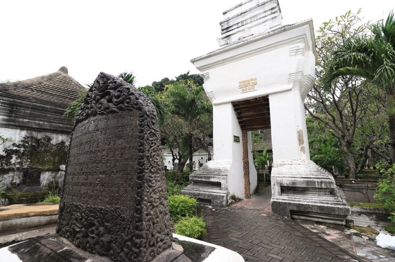 Kompleks makam Bupati I Gresik searea dengan makam Syeh M.Ibrahim (disparbud.gresikkab.go.id)