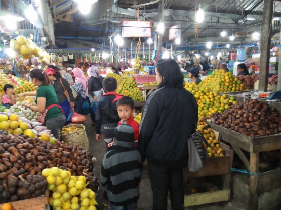 Cuci mata sambil berbelanja di pasar buah Berastagi-Dokumentasi pribadi