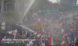 Gelombang demonstrasi terbesar paska Reformasi | sumber: tangkapan layar film The End Game karya Watchdoc