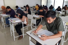 Ilustrasi para calon mahasiswa yang sedang mengerjakan soal saat mengikuti ujian mandiri setelah SBMPTN. Foto: Humas UB via Kompas.com