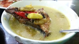 Satu porsi mangut ikan panggang berisi dua potong ikan. Mantap! Cabainya nih, bikin semangat makan. | Foto: Wahyu Sapta.