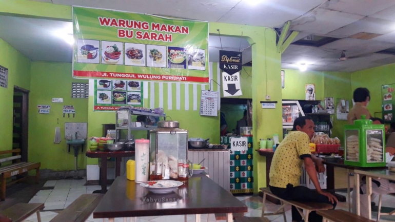 Warung Makan Bu Sarah banyak menyajikan ikan laut dengan sambal terasinya yang mantap. Khas pantura. | Foto: Wahyu Sapta.