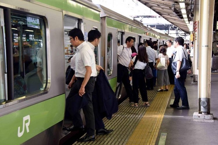 Ilustrasi suasana di stasiun kereta api Jepang| Sumber: AFP via Kompas.com 