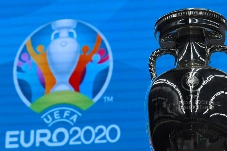 Trofi kejuaraan sepak bola Euro 2020 ditampilkan selama sesi Football in the city interiors sebagai bagian dari St. Petersburg. | Foto: EVGENY BIYATOV/SPUTNIK via AFP