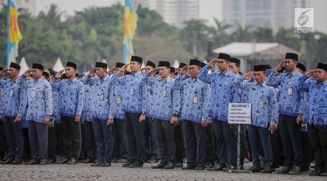 Aparatur Sipil Negara (ASN) memberi hormat bendera saat mengikuti upacara peringatan Hari Lahir Pancasila di Monas, Jakarta, Sabtu (1/6/2019). Upacara yang dipimpin langsung oleh Gubernur DKI Jakarta Anies Baswedan diikuti ASN serta perwakilan organisasi masyarakat. (Liputan6.com/Faizal Fanani)