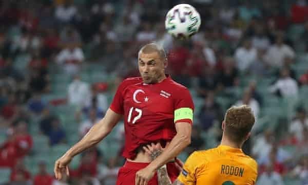 Aksi Burak Yilmaz, kapten Timnas Turki dalam laga fase grup Euro 2020 melawan Wales (Theguardian.com)