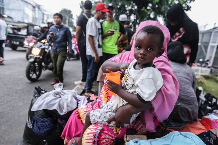 Para pencari suaka, dimana sepertiganya adalah anak-anak, yang hidup di trotoar depan Rumah Detensi Imigrasi | Foto diambil dari Kompas/Andreas Lukas