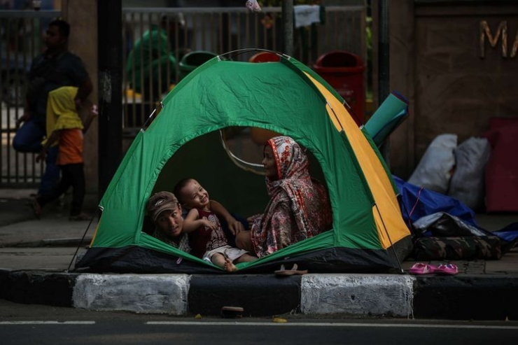 Potret para pencari suaka yang beraktivitas di trotor depan kantor UNHCR Jakarta | Foto diambil dari Kompas/Garry Lotulung