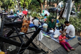 Para pencari suaka terpaksa harus tinggal di trotoar jalanan Menteng sambil menunggu keputusan statusnya | Foto diambil dari Kompas/Gary Lotulong
