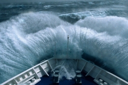 Gambar ilustrasi. Kapal membelah gelombang tinggi.Sumber : catnapsintransit.com