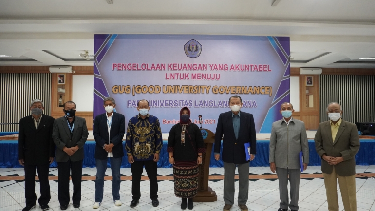 Jajaran Pimpinan YPTBL dan Rektor Unla bersama Tim Auditor dan Kepala LLDIKTI Wilayah IV Jabar Banten (Dokpri)