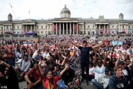 Atmosfer Fan Zone di Trafalgar Square-London. Sumber: PA / www.dailymail.co.uk