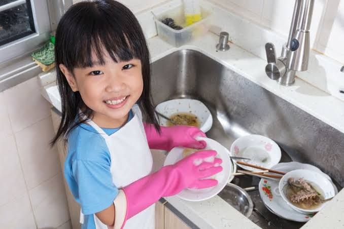 Ilustrasi: anak sedang mencuci peralatan makan| Sumber: Thinkstockphotos via Kompas.com