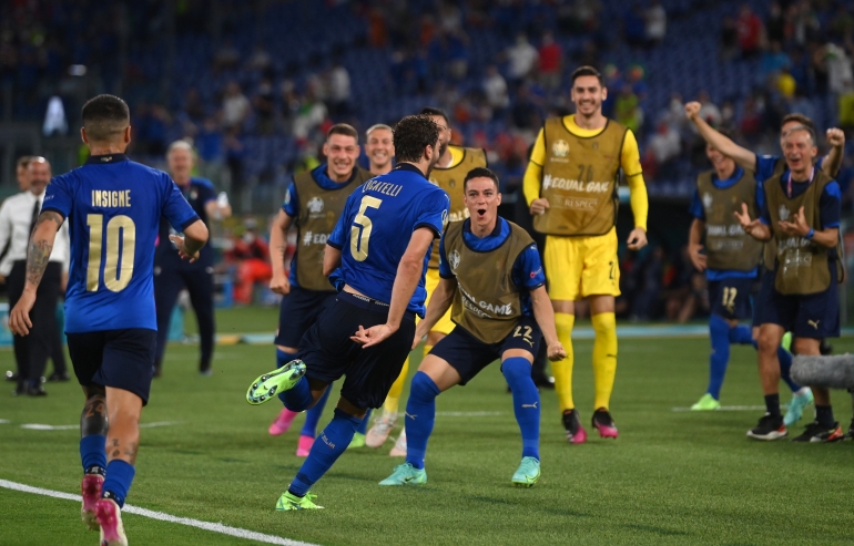 Manuel Locatelli berlari merayakan selebrasi gol untuk Italia . Sumber : UEFA Euro 2020 .