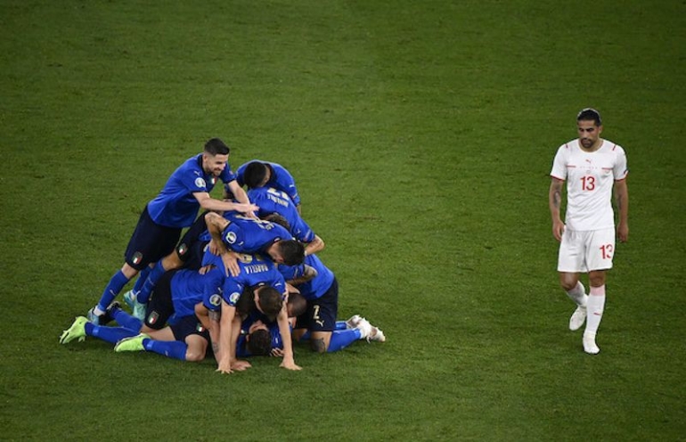Pemain-pemain Italia merayakan gol Locatelli. Italia menang 3-0 atas Swiss di pertandingan kedua Grup A, Kamis (17/6) dini hari tadi | Foto: extratime.ie/Getty Images