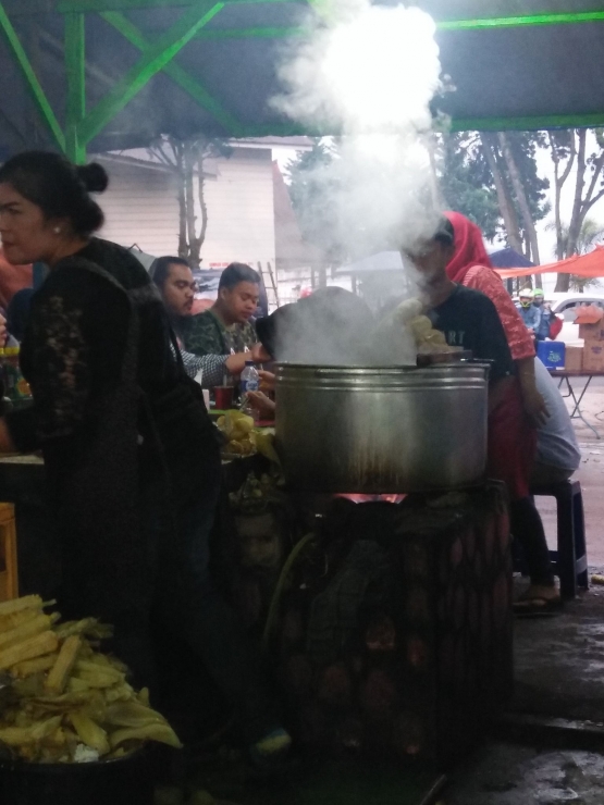 Menikmati jagung rebus di sekitar pasar buah kota Berastagi-Dokumentasi pribadi