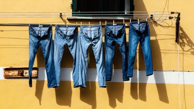Sumber: https://www.liputan6.com/global/read/4583593/viral-celana-jeans-motif-ngompol-dijual-rp-1-juta-minat-beli
