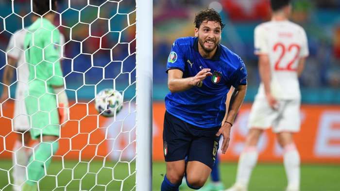 Manuel Locatelli berhasil menyarangkan 2 gol ke gawang Swiss. Sumber foto: Getty Images via Goal.com 