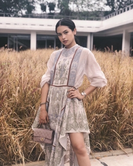 5 Alasan Kenapa Harus Bangga Pakai Batik! (Source: Instagram/Maudy Ayunda)