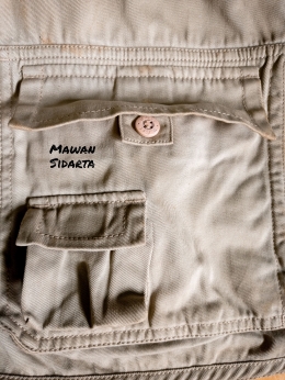 Dompet diletakkan dalam saku dengan kancing yang dilindungi kain agar tidak mencolok (Dokumentasi Mawan Sidarta) 