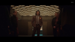 Loki saat berseragam TVA di episode kedua LOKI. Sumber : Disney+