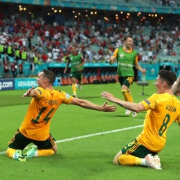 Conor Roberts (kiri) dan rekan setimnya melakukan selebrasi setelah berhasil mencetak gol ke gawang Turki | www.instagram.com/euro2020