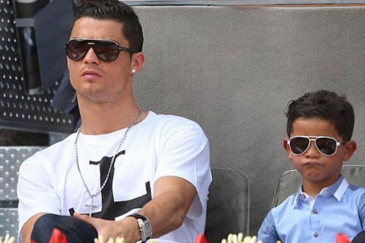 Cristiano Ronaldo dan anaknya Cristiano Jr. (Sumber : DAILYMAIL via Kompas.com)