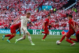 Kevin de Bruyne memberikan asis untuk gol pertama Belgia melawan Denmark (Foto AFP/Wolfgang Rattay via Kompas.com) 