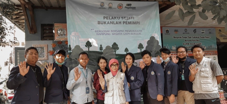 Foto bersama mahasiswa KKN dengan Koordinator Bank Sampah Budi Luhur-dokpri