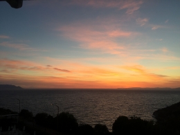 Gambar Laut Aegean yang Diambil dari Kamar Hotel pukul 20:30 Waktu Turki (Dok. Pribadi)