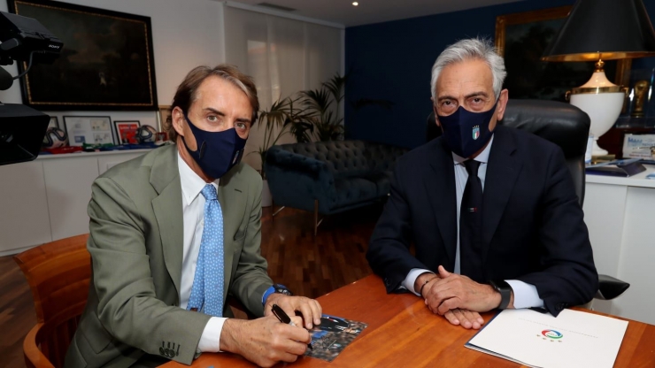 Roberto Mancini menanda tangani kontrak sebagai manajer Tim Gli Azzurri Italia (Foto Getty Images) 