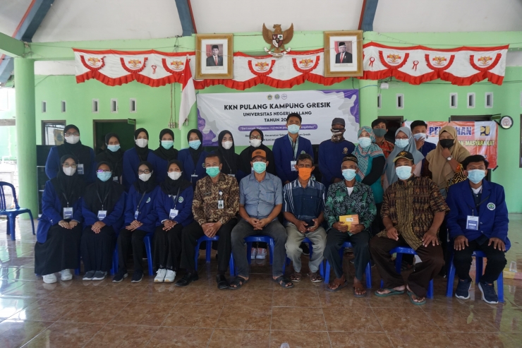 Gambar 1, Foto Bersama Mahasiswa Universitas Negeri Malang Bersama Sekertaris Kecamatan Sidayu dan Perangkat Desa (Dokpri)
