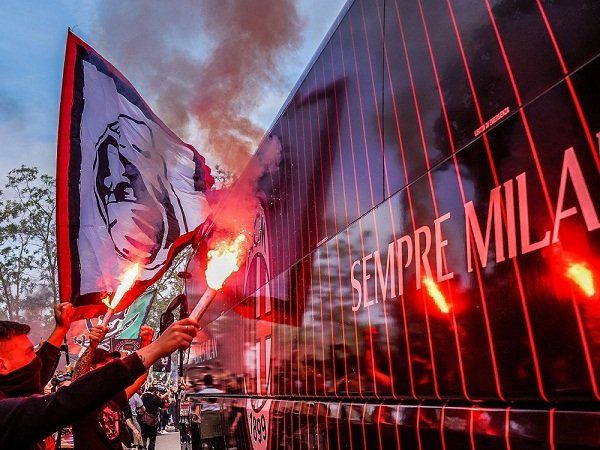 AC Milan & Suporternya. (via Getty Images)