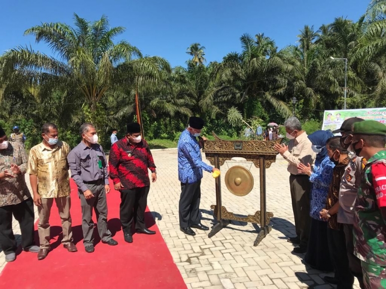 Gubernur Sumbar Mahyeldi meresmikan Ekowisata berbasis air di Balah Hilia Lubuk Alung. (foto dok anton wira tanjung)