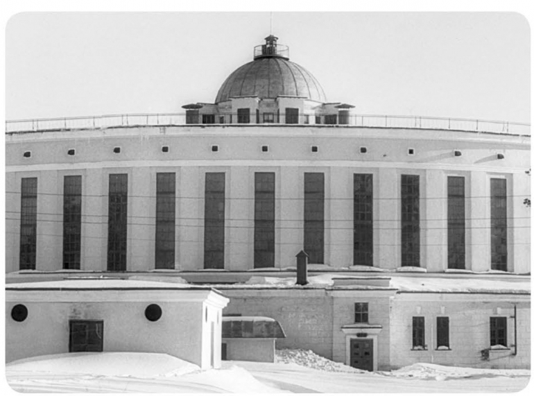 Institut Gabungan untuk Penelitian Nuklir di Dubna, Russia, sumber: Periodic Table Book - A Visual Encyclopedia, hlm. 199.