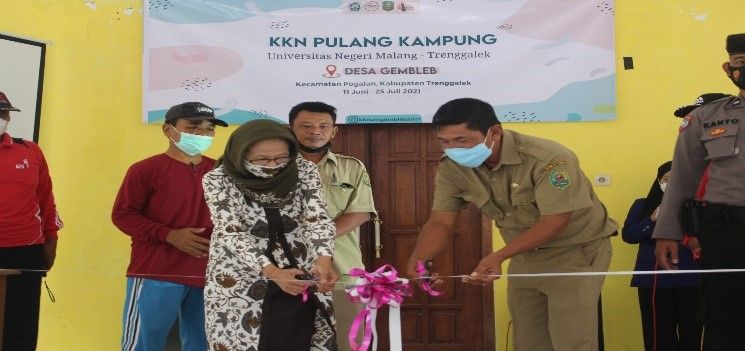 Pemotongan pita sebagai simbol pembukaan KKN Pulang Kampung UM Desa Gembleb / dokpri