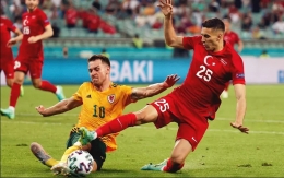 Momen Aaron Ramsey berebut bola dengan Mert Müldür saat Wales kontra Turki dalam laga lanjutan Euro 2020 (17/6/2021). Sumber: Getty Images