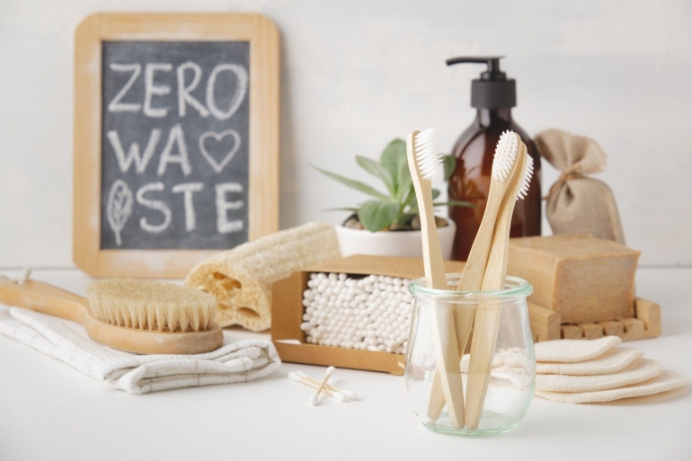 Berbagai produk zero waste (Sumber: voicesofyouth.org)