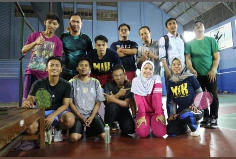 Olahraga badminton bersama teman kuliah Magister Ilmu Komunikasi UGM (dok.pribadi)