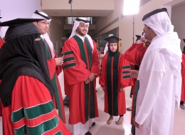 Fresh Graduate yang Sedang Ditawari Pekerjaan Oleh Perusahaan (Sumber Gambar: https://www.boombastis.com/fakta-hidup-di-qatar/58777
